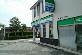 コンビニ　ファミリーマート（コンビニ）まで700m