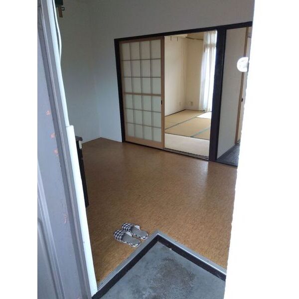 玄関　掲載写真は同型モデルを掲載しており実際のお部屋と仕様等が異な
