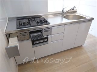 キッチン　３口ガスコンロ・グリル付き
