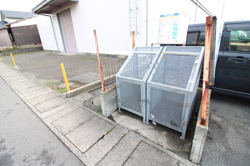 その他共有部分　敷地内にゴミ捨て場があり朝も楽ちんですね
