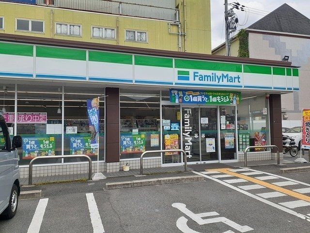 コンビニ　ファミリーマート様（コンビニ）まで210m