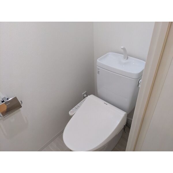 トイレ　※写真は同じマンションの違う部屋のものになります。