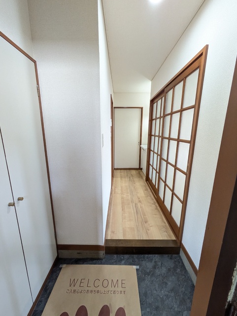 玄関　玄関から見た様子