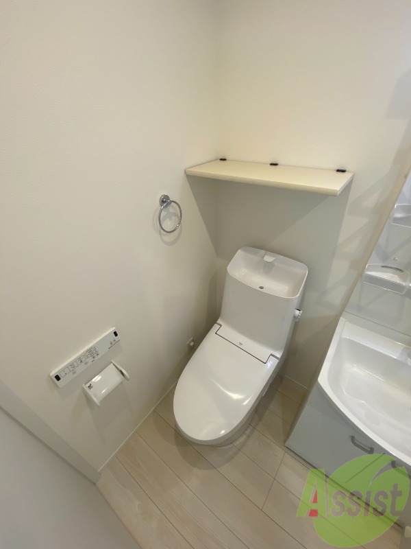 トイレ　トイレは温水洗浄便座付きで上部には収納スペースも！