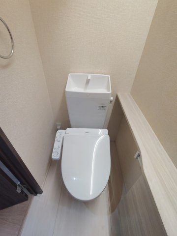 トイレ　温水洗浄便座付きのトイレです