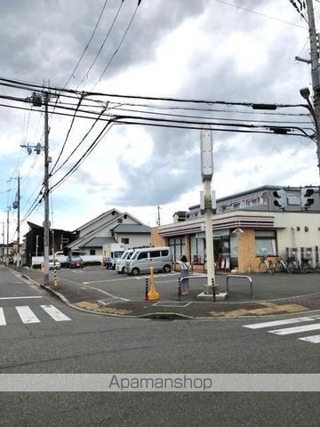 コンビニ　セブンイレブン（コンビニ）まで704m
