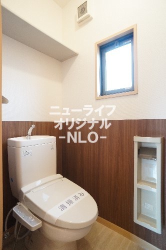 トイレ　窓があり明るいトイレです