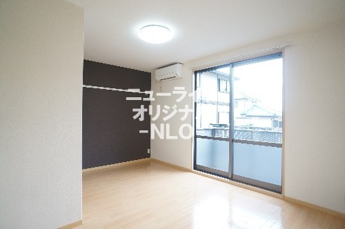 居室・リビング　家具の配置がしやすい設計！アクセントクロスが上品な空間を演出