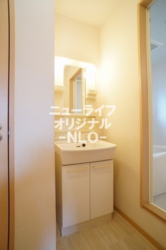 洗面設備　シャワーノズル付で身支度も、洗面台回りのお掃除もラクチン。