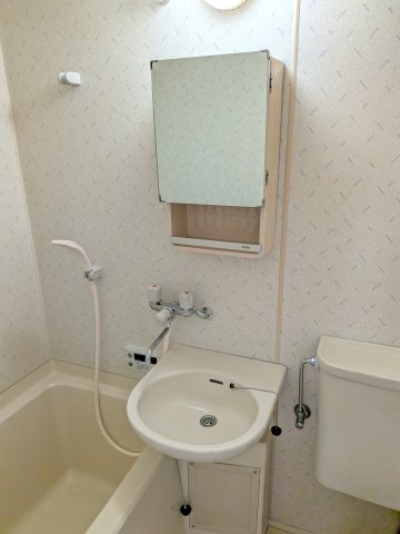 洗面設備　鏡もついてきれいな洗面台です