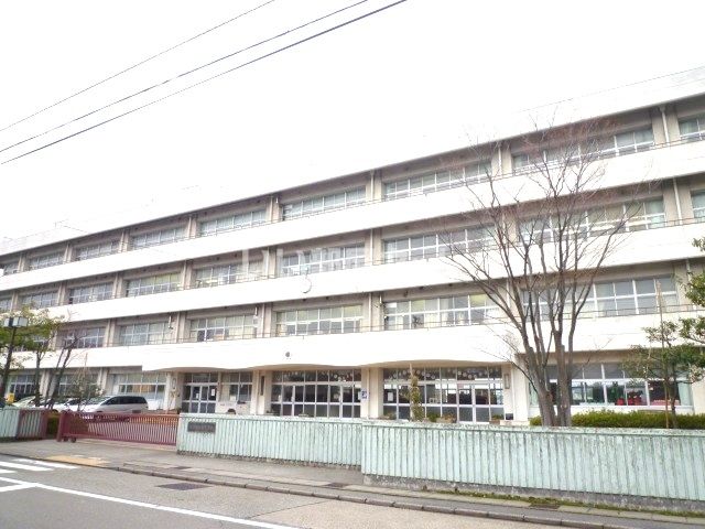 小学校　西小学校（小学校）まで290m