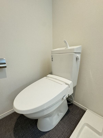トイレ　落ち着いた色調のトイレです