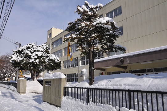 中学校　札幌市立北辰中学校（中学校）まで783m
