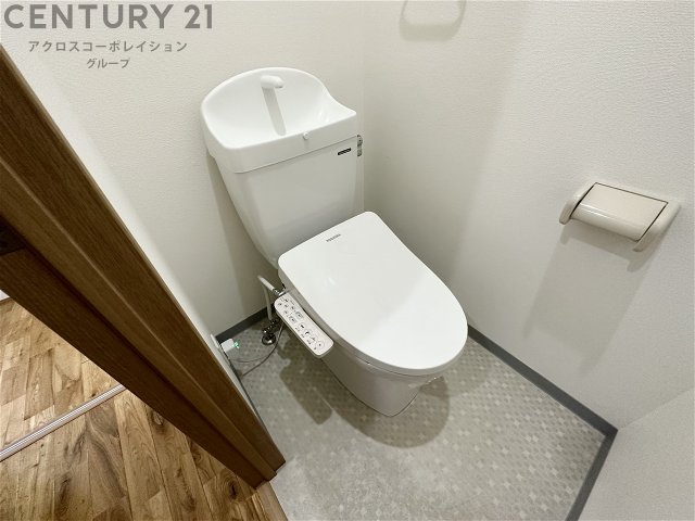 トイレ　温水洗浄便座付きのトイレです♪