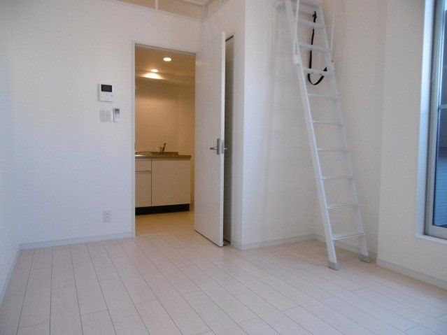 居室・リビング　白基調の明るい洋室です。