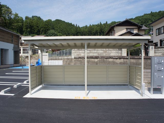その他共有部分　屋根付きの駐輪場があります♪