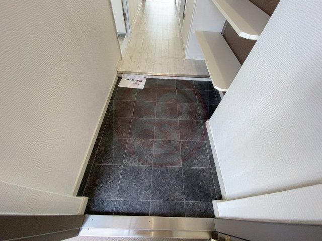 地下鉄千日前線 新深江駅 徒歩5分 7階建 築47年の玄関写真