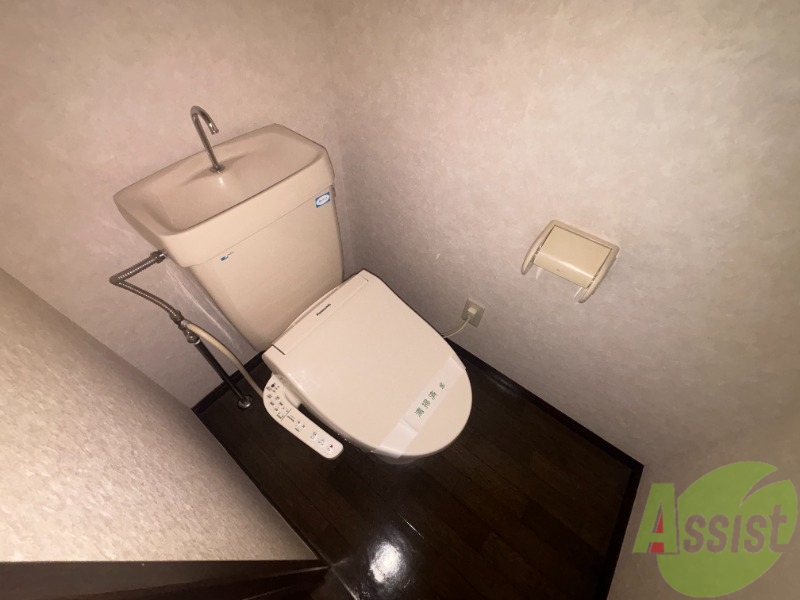 トイレ　トイレは温水洗浄便座です。シンプルな雰囲気になっています。