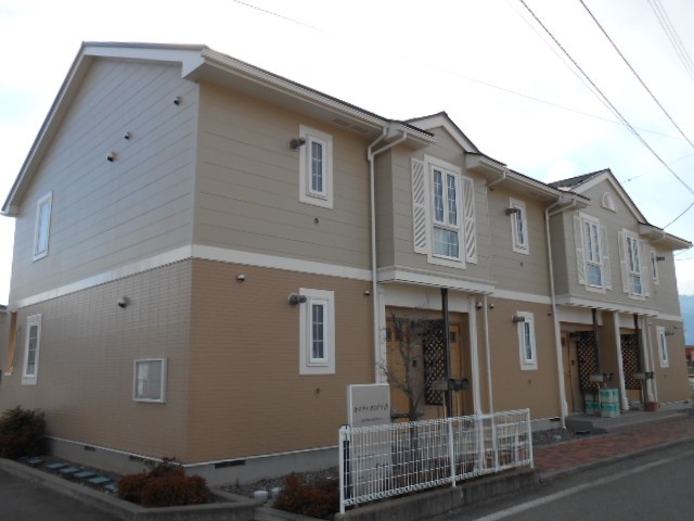 建物外観　建物玄関側（北面）を北東方向より撮影