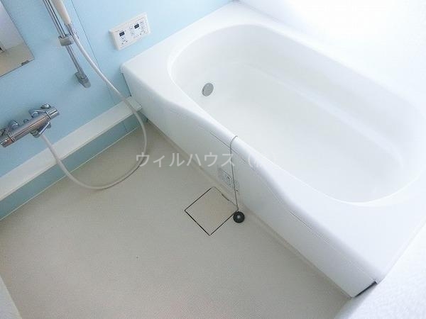 バス・シャワールーム　浴室乾燥機、追焚機能付の広々バスルーム！