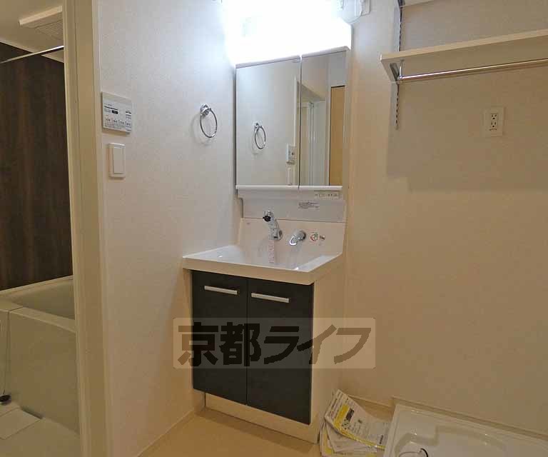 洗面設備　明るい独立洗面台です。