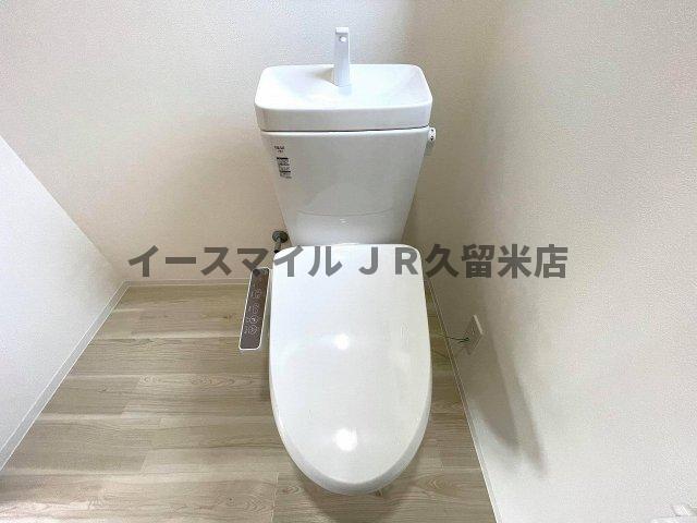 トイレ　落ち着いた色調のトイレです