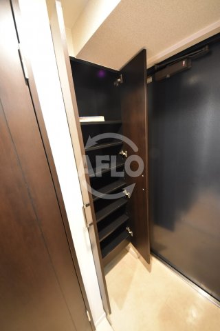 玄関　サムティ梅田インターコア　下駄箱