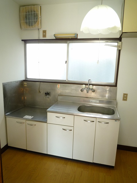 キッチン　吊戸棚有り！キッチン横に広めのスペース有ります！