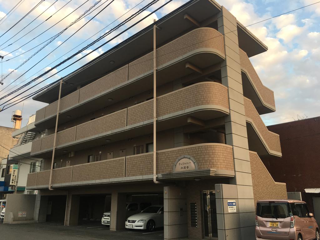 建物外観　北側と西側の道路に面しています。