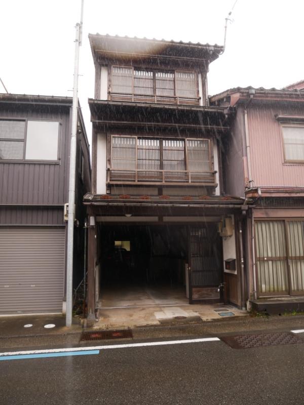 八尾町下新町貸家の建物外観