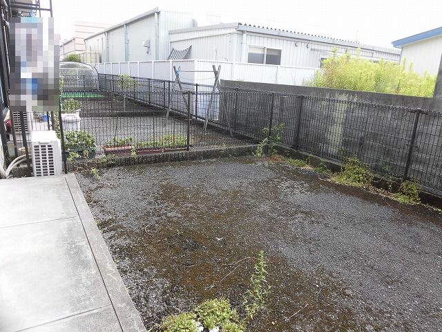 庭　専用庭（お隣さんと近いです）