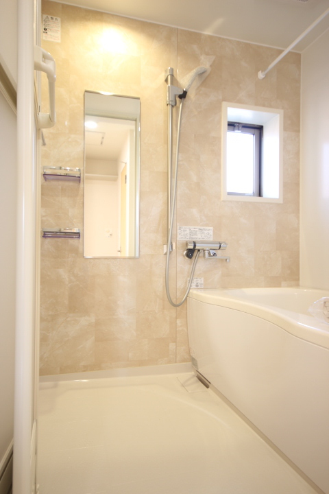 バス・シャワールーム　追い焚き付きです！　小窓があり換気に最適です。