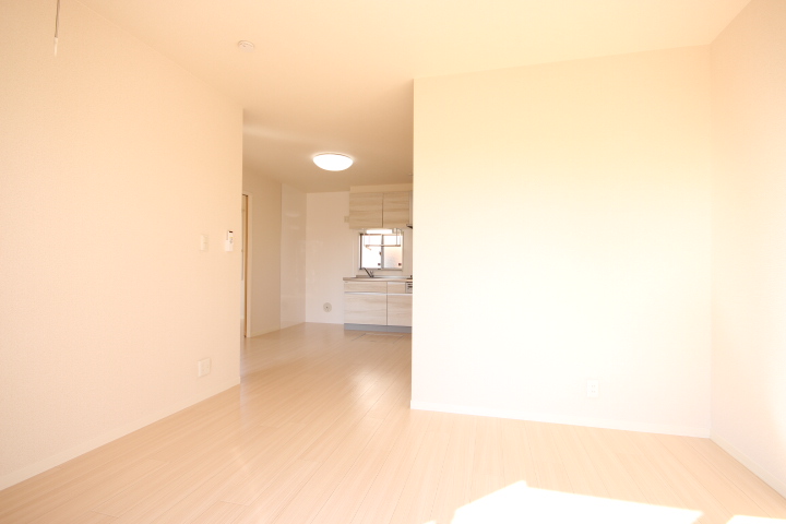 居室・リビング　南向きリビング１１，５帖です！　日当たり良好です。