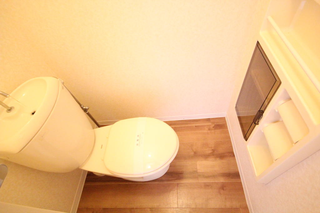 トイレ　トイレには便利な収納棚付き