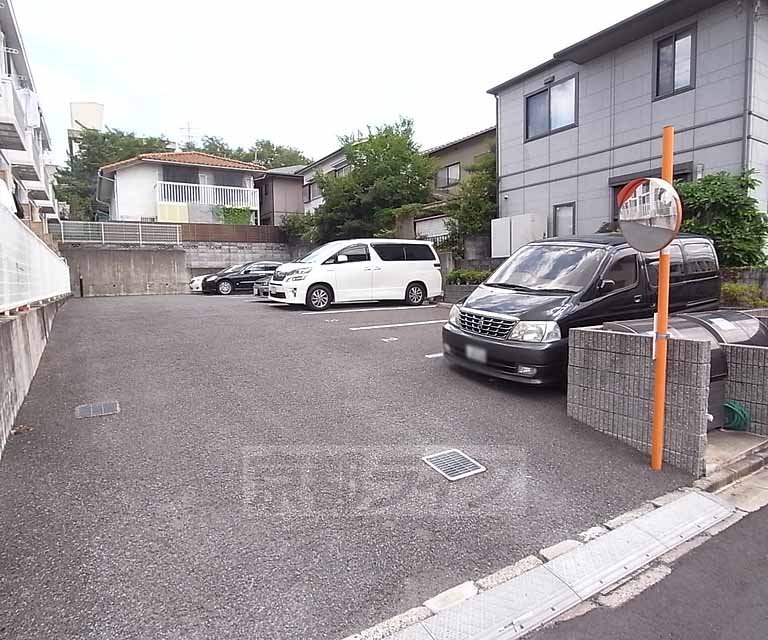 【八幡市男山長沢のアパートの駐車場】