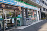 コンビニ　ファミリーマート サンズ市谷柳町店（コンビニ）まで122m