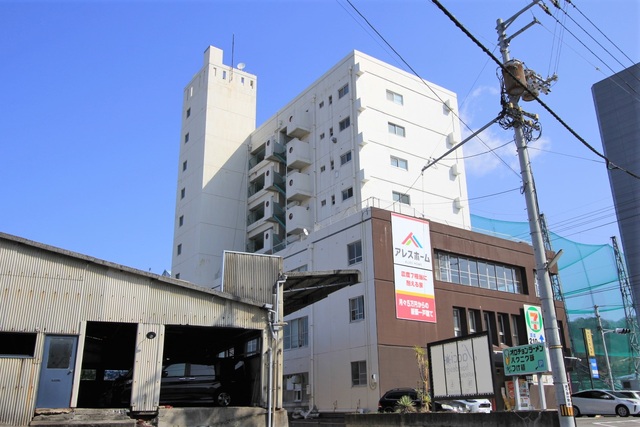 【松山市山越のマンションの建物外観】