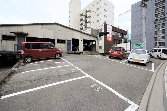 【松山市山越のマンションの駐車場】