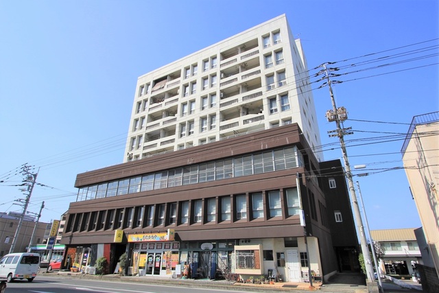 松山市山越のマンションの建物外観