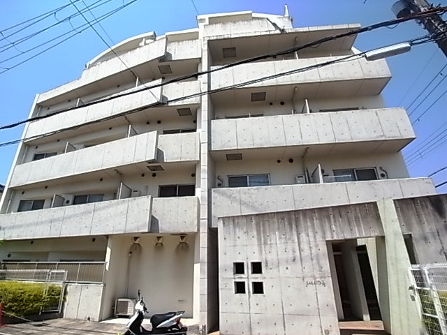 伊丹市伊丹のマンションの建物外観