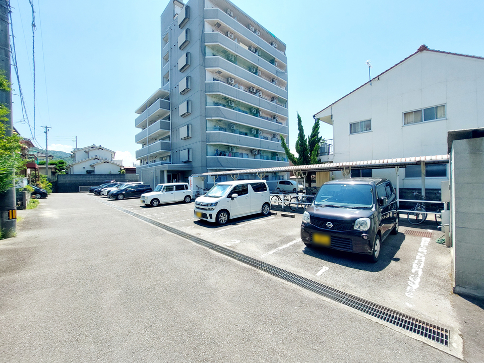 【ロイアルコート桑原の駐車場】