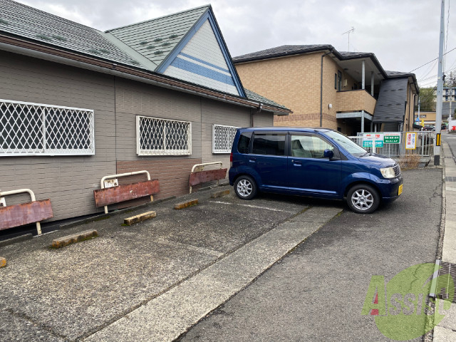 【メゾン川内A棟の駐車場】