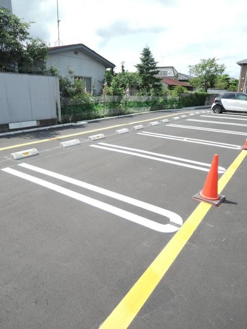 【角田市角田のアパートの駐車場】