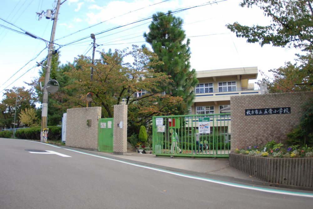 【日商岩井香里ヶ丘マンションの小学校】