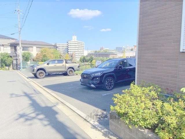 【寝屋川市太秦東が丘のアパートの駐車場】