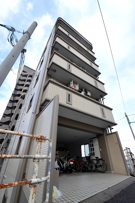 広島市西区庚午中のマンションの建物外観