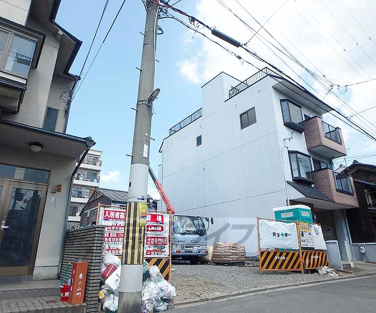 【京都市上京区小山町のマンションの建物外観】