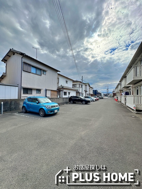 【セジュール岡崎の駐車場】