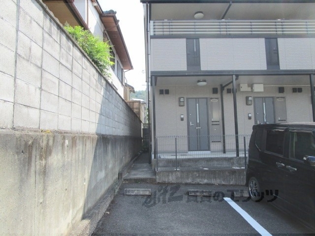 【南丹市園部町小山西町のアパートのエントランス】