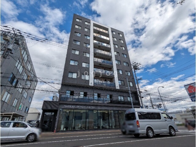 札幌市西区二十四軒三条のマンションの建物外観